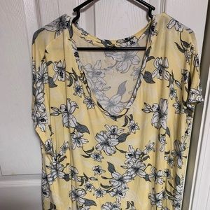 Stretchy and comfy floral tee